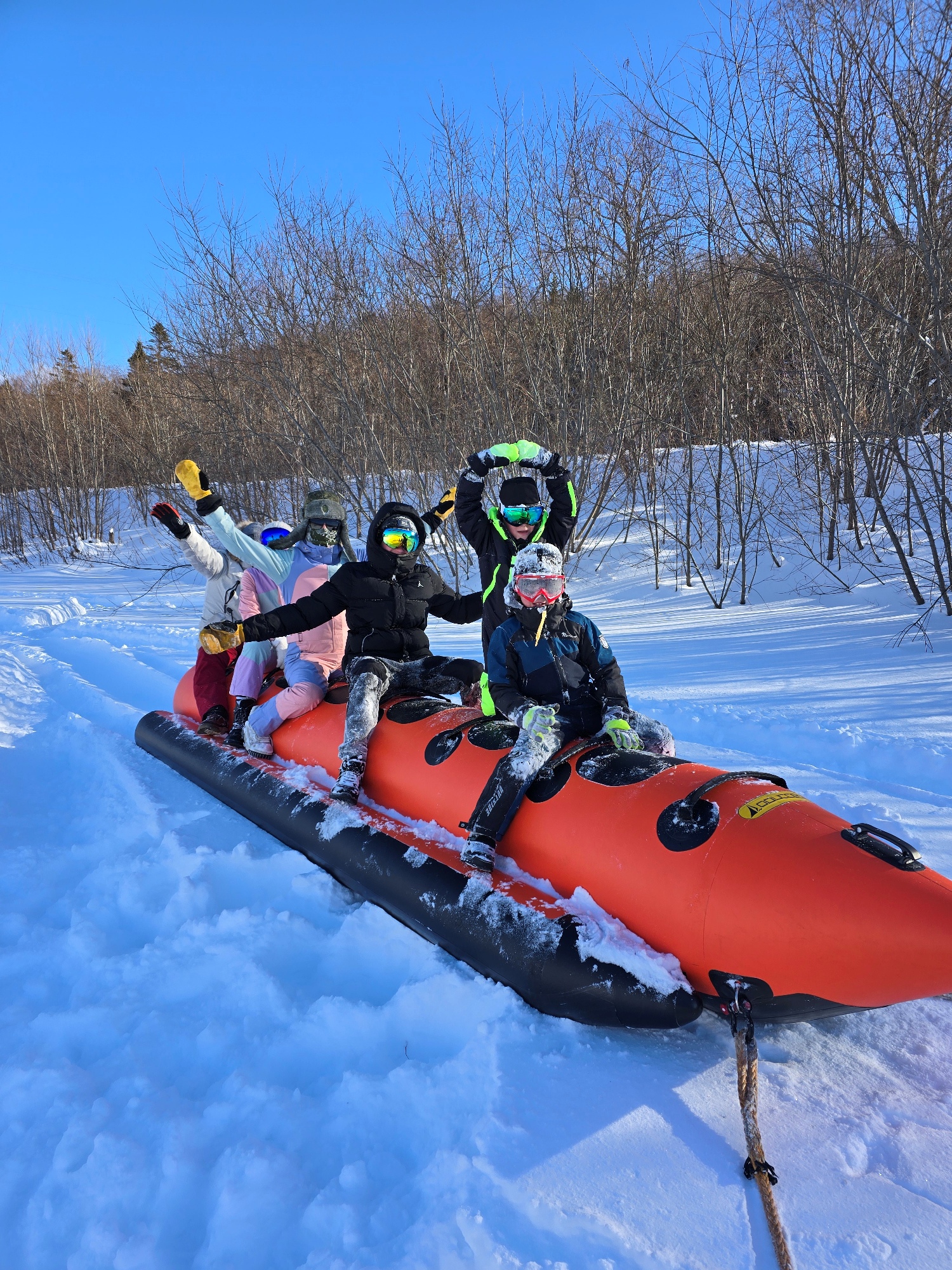 Катание на надувном банане зимой